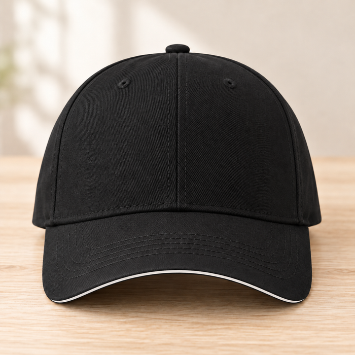 Casquette noir — fine ligne blanche uniquement au bord avant de la visière
