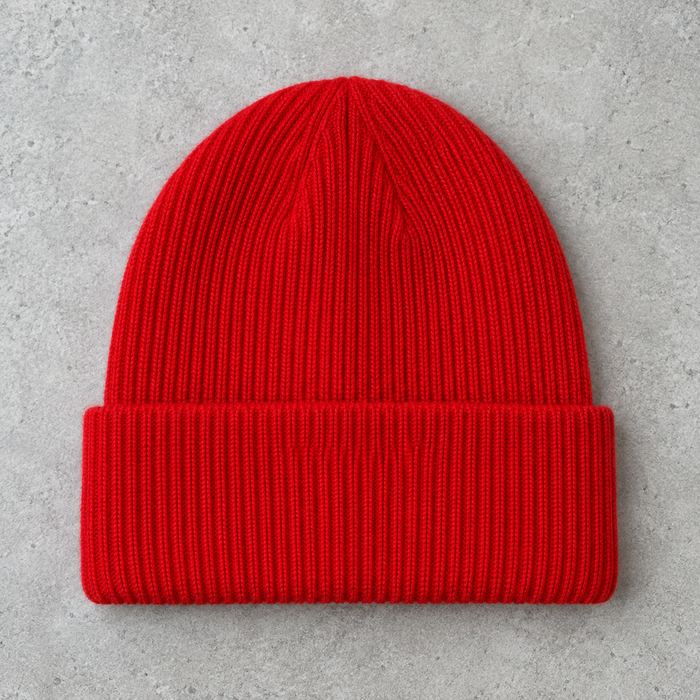 Tuque rouge sur béton — vue avant, revers personnalisable