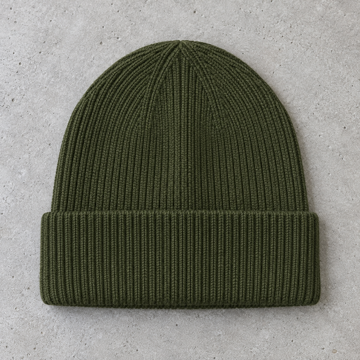Tuque vert olive sur béton — vue avant, revers personnalisable