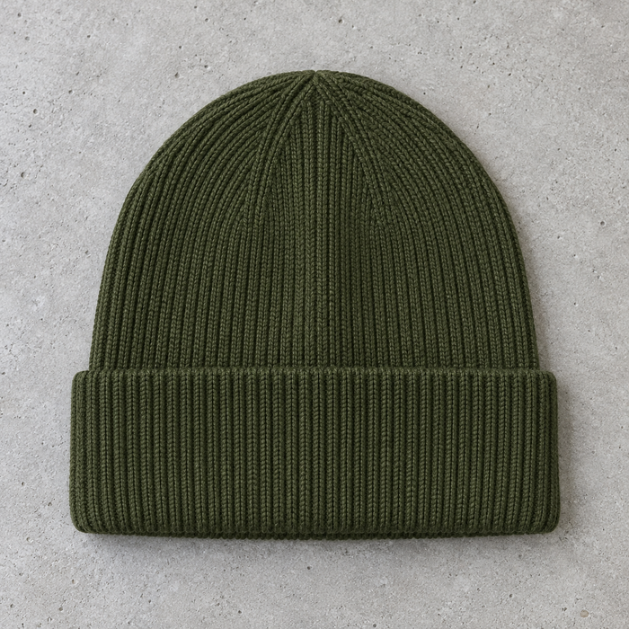 Tuque vert olive sur béton — vue avant, revers personnalisable