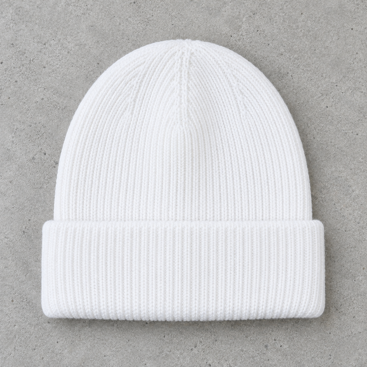 Tuque blanc sur béton — vue avant, revers personnalisable