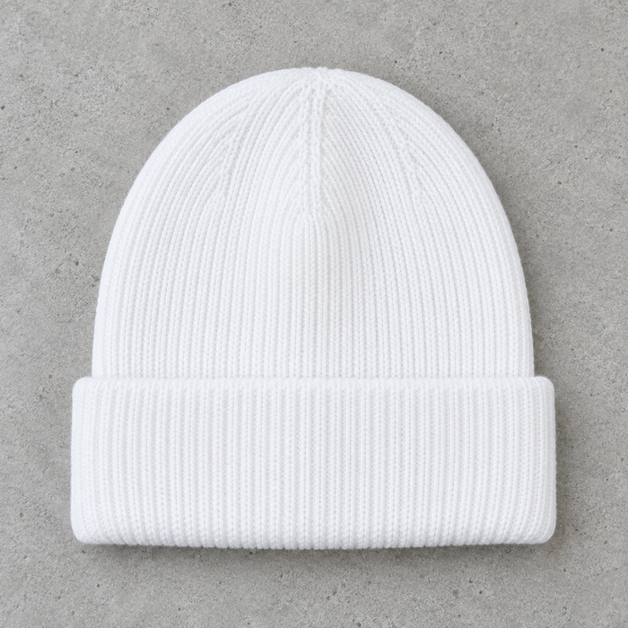 Tuque blanc sur béton — vue avant, revers personnalisable