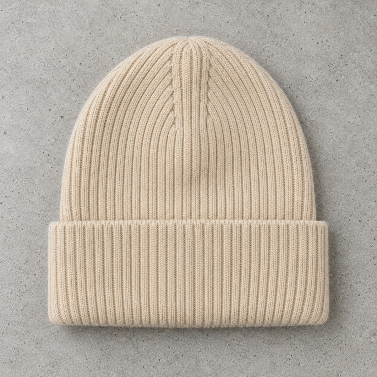 Tuque beige crème sur béton — vue avant, revers personnalisable
