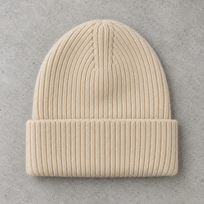 Tuque beige crème sur béton — vue avant, revers personnalisable