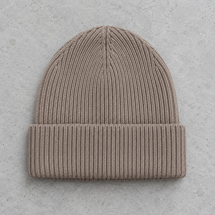 Tuque taupe sur béton — vue avant, revers personnalisable