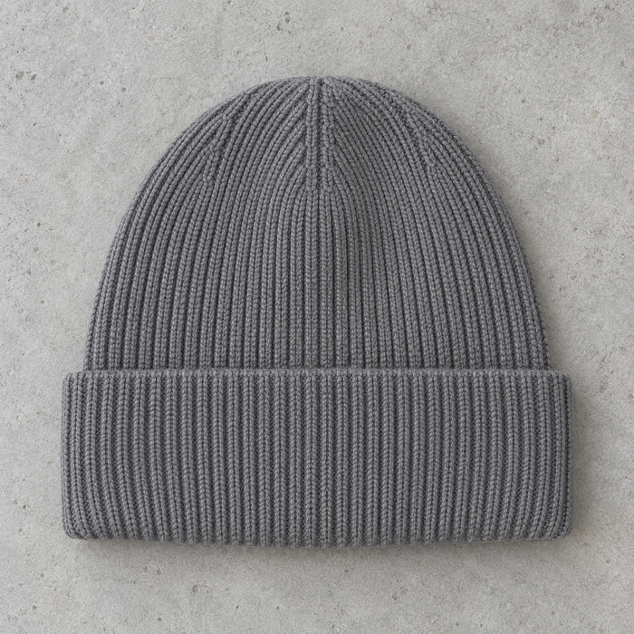 Tuque gris sur béton — vue avant, revers personnalisable