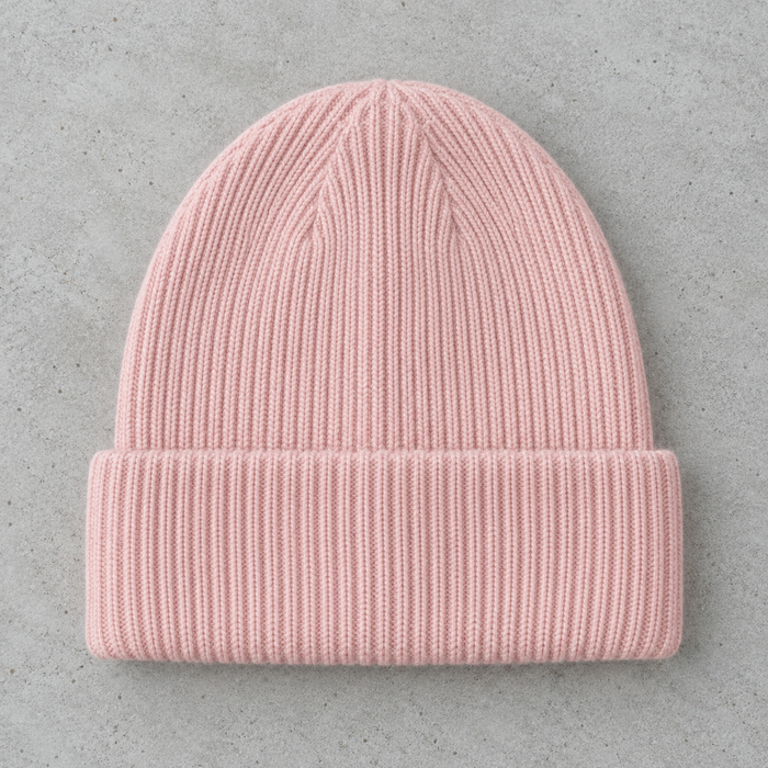 Tuque rose pâle sur béton — vue avant, revers personnalisable