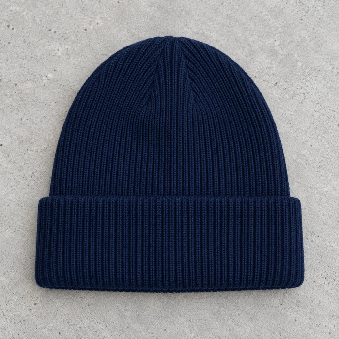 Tuque bleu marine sur béton — vue avant, revers personnalisable