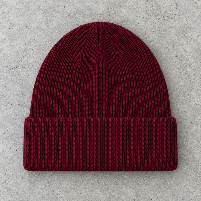 Tuque bordeaux sur béton — vue avant, revers personnalisable