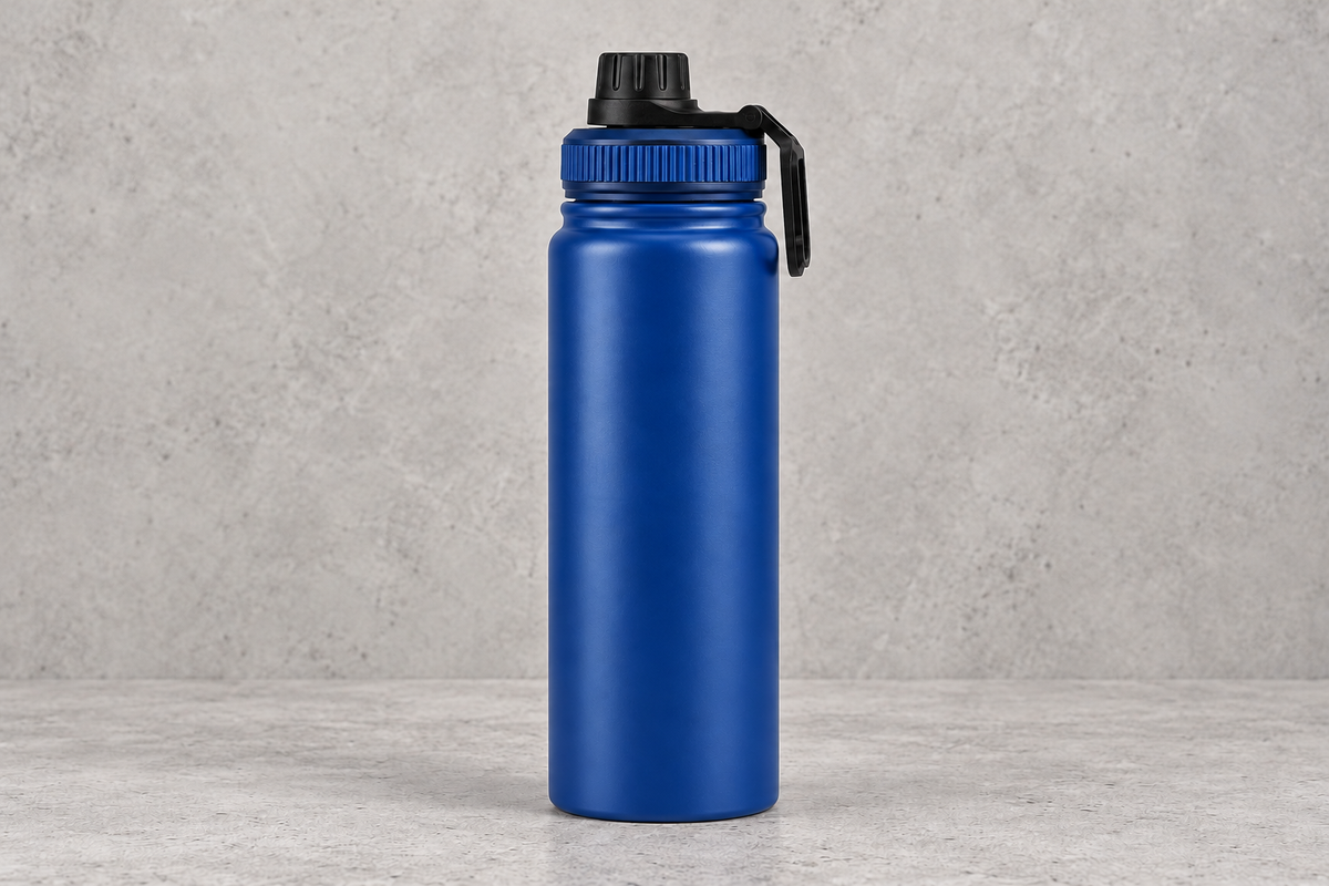 Bouteille isotherme bleue avec bague bleue et bouchon noir sur fond béton