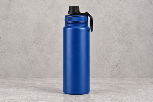 Bouteille isotherme bleue avec bague bleue et bouchon noir sur fond béton