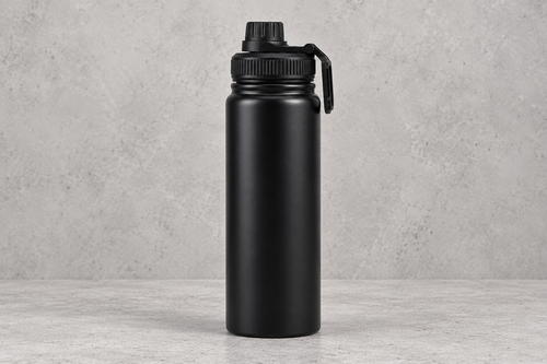 Bouteille isotherme noire de 600 ml vierge sur fond béton