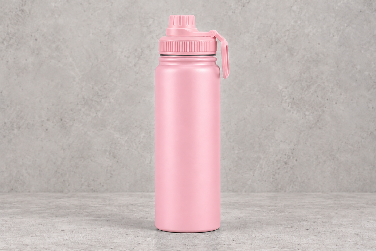 Bouteille isotherme rose avec bouchon et anse roses sur fond béton