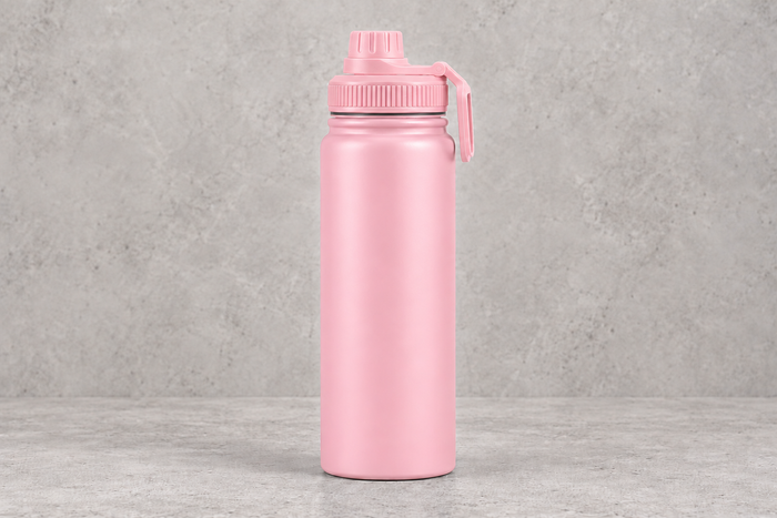 Bouteille isotherme rose avec bouchon et anse roses sur fond béton