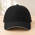 Casquette noir — fine ligne blanche uniquement au bord avant de la visière