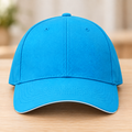 Casquette bleu turquoise — fine ligne blanche uniquement au bord avant de la visière