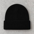 Tuque noir sur béton — vue avant, revers personnalisable