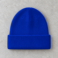 Tuque bleu royal sur béton — vue avant, revers personnalisable