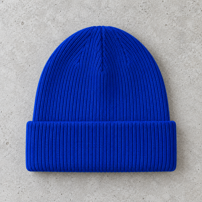 Tuque bleu royal sur béton — vue avant, revers personnalisable