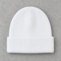 Tuque blanc sur béton — vue avant, revers personnalisable
