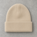 Tuque beige crème sur béton — vue avant, revers personnalisable