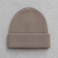Tuque taupe sur béton — vue avant, revers personnalisable