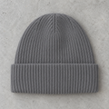 Tuque gris sur béton — vue avant, revers personnalisable