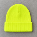 Tuque jaune fluo sur béton — vue avant, revers personnalisable