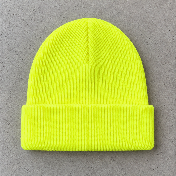 Tuque jaune fluo sur béton — vue avant, revers personnalisable