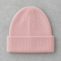 Tuque rose pâle sur béton — vue avant, revers personnalisable