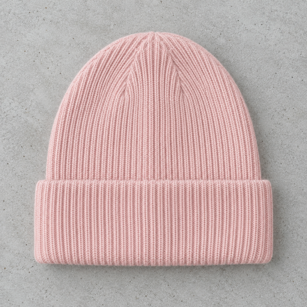 Tuque rose pâle sur béton — vue avant, revers personnalisable