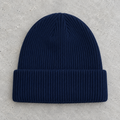 Tuque bleu marine sur béton — vue avant, revers personnalisable