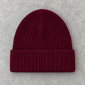 Tuque bordeaux sur béton — vue avant, revers personnalisable